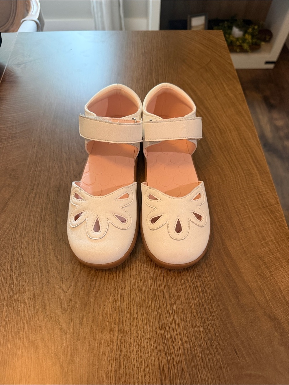 Livie & Luca white shoes Y1 new condition!